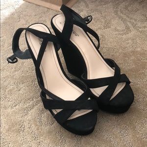 Black wedges